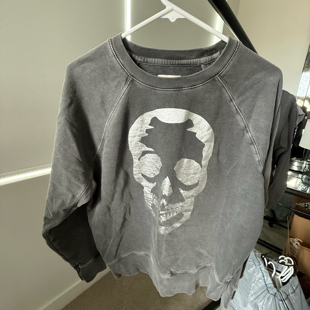 Gray Skull Graphic Sweatshirt